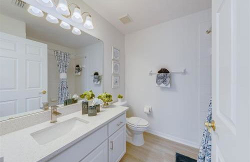 580 - Stunning Renovated Home with Large East Facing Pool Deck Overlooking Preservation Area and Games Room - Foto 2