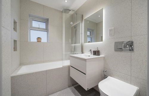 Newly Refurbished 2 Bed Flat - Photo 58