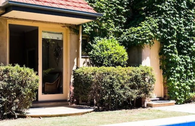 Beautiful 2 Story Manor Close to Beach and all - Foto 30