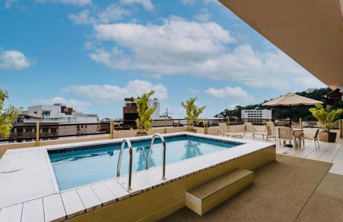 LEBLON INN RESIDENCIAL LUXUOSO com PISCINA, rooftop, academia, sauna, Varanda dentro do apt com VISTA DESLUMBRANTE, limpeza diária estilo hotel , cozinha completa 50 metros do posto 12 pauloangerami DFL15 - Foto 1