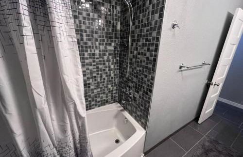 Cozy Escape WGameRoom HSWifi Aprox10Min to NRG - Foto 6