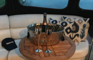 ENTIRE LUXURY yacht 70sqm Oyster Fund - Quiet and relaxing - 2 double bedrooms both en-suite - HEATING - sleeps up to 4 people - moored on our Private Island - nearby LEGOLAND THORPE PARK ASCOT RACES WENTWORTH LONDON Lapland UK -NO Parties - - Foto 29
