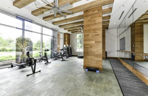 Urban 2BR Oasis with Scenic Rooftop and Gym - Foto 29