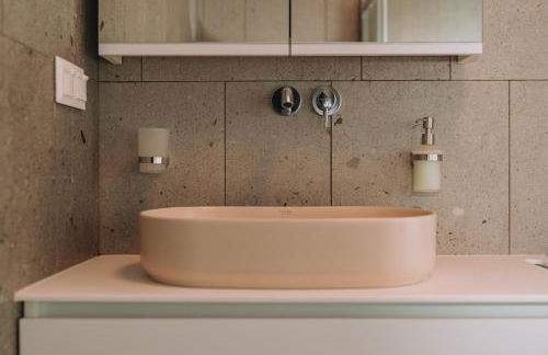 Bright & Contemporary Home with Balcony in Vibrant Piraeus - Foto 31