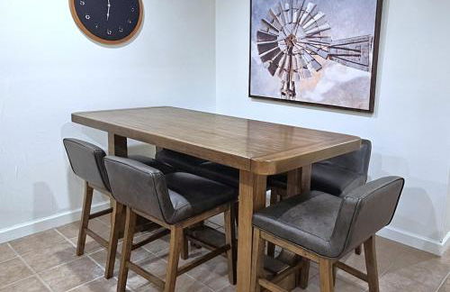 2 Bedroom, Washer-Dryer, Sleeps 6, lower, No Kitchen - Foto 2