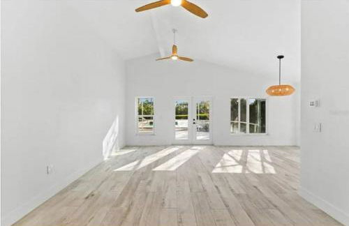 Blue Lagoon Hideaway 3BR Coastal Chic Retreat - Photo 29