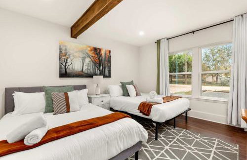 Manchaca 4 bedroom sleeps 10 Pool and Hot tub - Photo 34