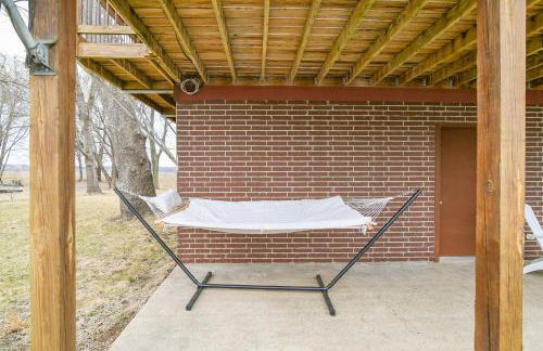 Riverfront Cabin Near Dtwn Pella with Game Room! - Foto 24