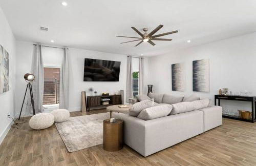 The Gateway - 6BED W Two Houses GameRoom & Pool - Photo 16