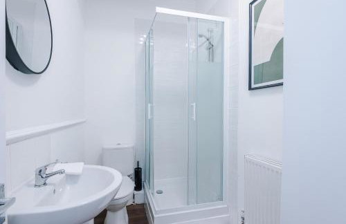 BIG House for Business Stays in Barnsley with 6-bedrooms & 8 Beds by PureStay - Foto 35