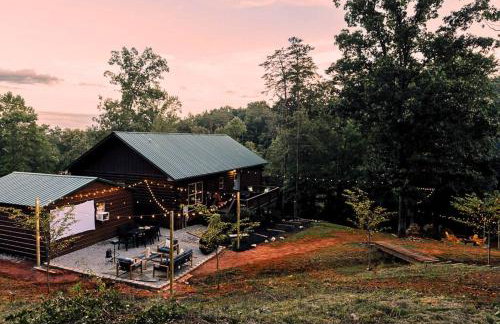 Luxe Lodge Escape - Hot Tub-Outdoor Movies-Game Room-Fire Pit - Foto 9