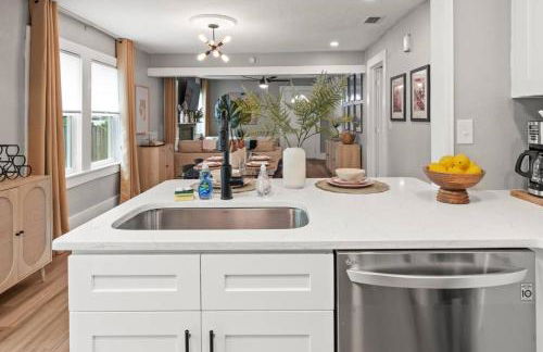 Urban Flamingo Retreat Modern Meets Tropical in this Beautiful, Updated Pet Friendly 3BD Pool Home with Outdoor Living Space - Foto 20