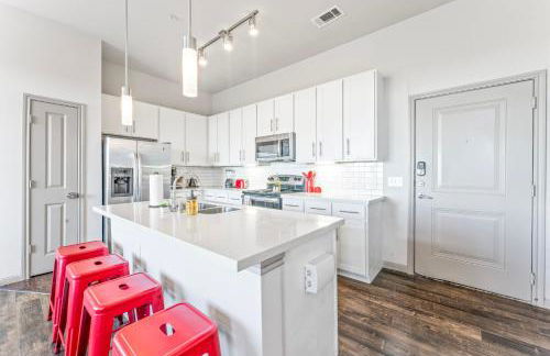 Spacious 2BR King Bed Suites Close to Downtown and Airport - Foto 43