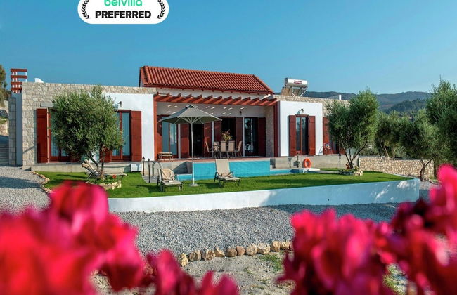 Villa in Arkadi With Pool Near the Sea - Photo 1