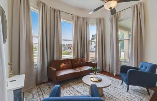 Downtown home with enclosed backyard, deck, streaming, washer/dryer, central AC - Foto 9