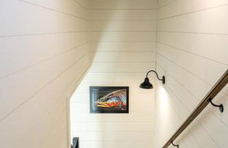 New Riverfront Home with Mtn Views - Foto 29