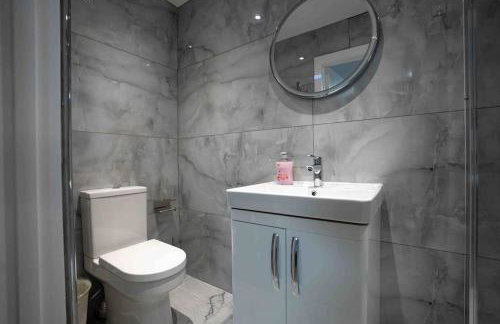 Luxury 6 Bed near city centre with Cinema Room & games room plus 5 bathrooms - Foto 34