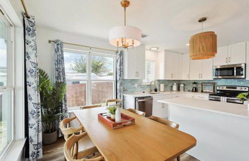 Tranquil Lakeside Escape 2 Bedrooms Patio Views - Photo 10