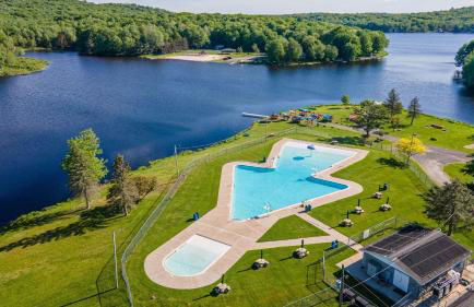 Bear Trail Chalet by Avantstay Retreat w/ Outdoor Living Deck & Fire Pit - Foto 29