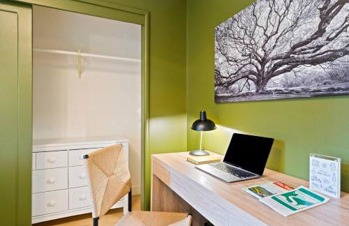 Luxe Treehouse Apt•Walk to Town•King Bed•Sleeps 4 - Foto 11