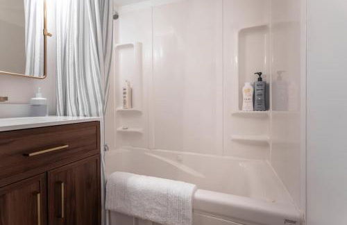 Vibrant Downtown, King Bed, Work Desk & Kitchen - Foto 21