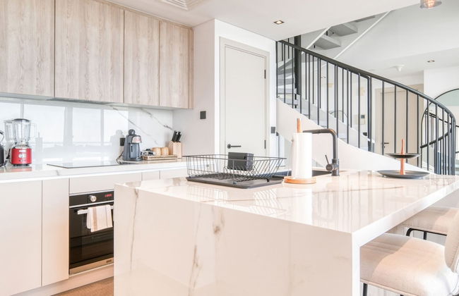 Luxe and Modern Duplex in Difc - Photo 25