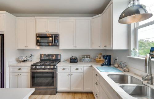 Modern Waveland Home with Deck - Walk to the Beach! - Foto 8