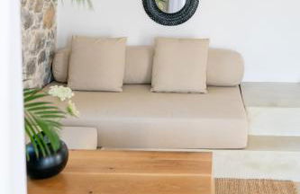 Stone build suite with private pool - Foto 8