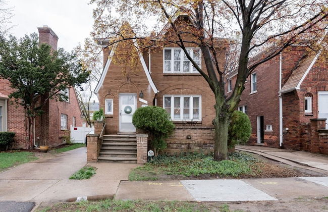 Gather Around the Mid-century Table at a Tranquil Haven - Foto 27