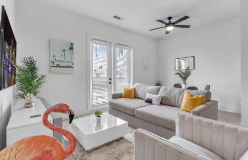 Beach Bliss Modern 3 Bed Oasis Mins from Shore - Foto 1