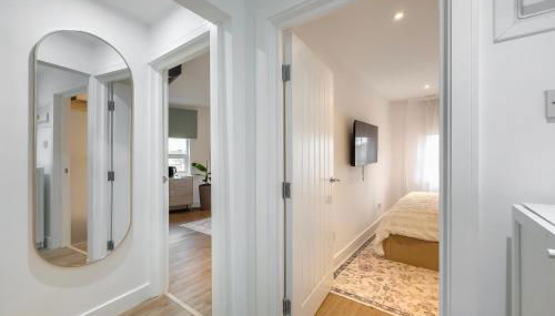 Modern flat for 4 with AC Battersea Park & Power Station, USA Embassy - Foto 3, wardrobe