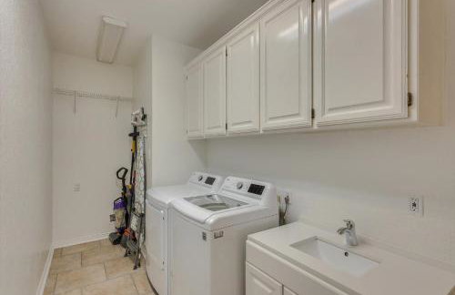 Luxurious 5 Bedroom Retreat with Pool - Foto 32