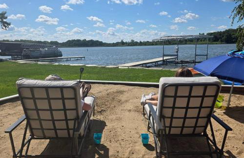 3Bed 2Bath Luxury Lake House on Myers Bay Private Pier Beach Firepit and Deck - Foto 3