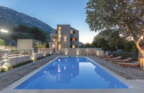 Six-Bedroom Holiday Home In Zagvozd - Foto 1