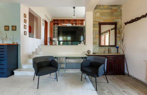 Large Home near Potamos Beach - Photo 4