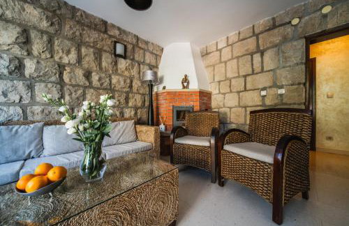 City Beach Villa with Pool and Sea View - Foto 54