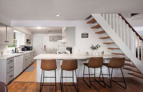 Renovated cabin w hot tub & deck - Foto 4