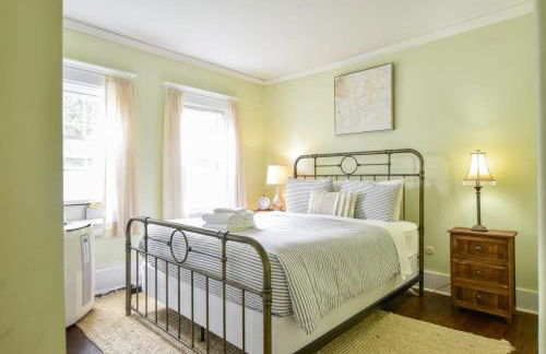 Antique Dennis getaway with firepit & EV charger Dog friendly - Foto 21