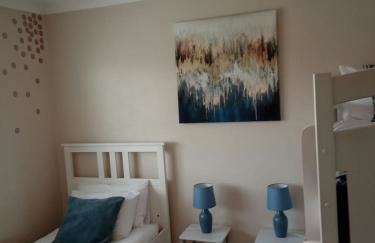 7 bed 3 bath M25 Long term Parking - Foto 22