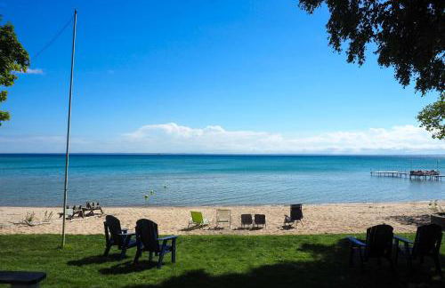 Getaway on Crystal Clear Lake Main and Guest House! - Foto 36