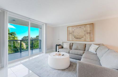 Boca Beachside 2BR 2BA with Pool and Balcony Steps to Sand - Foto 34