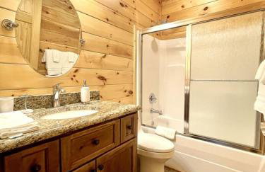Charming, pet friendly cabin, perfect for fishing, family, hiking and R&R! 2 Bedroom Cabin by RedAwning - Foto 14