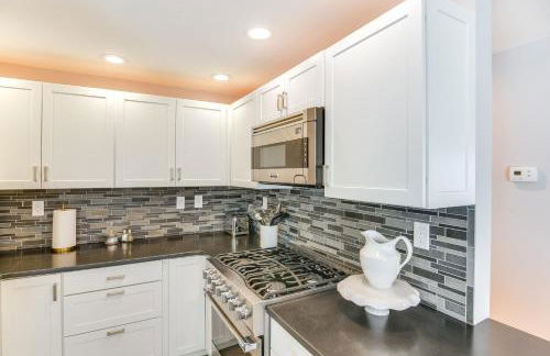 Coastal-Modern Home Less Than 3 Mi to Charlestown Beach! - Foto 11