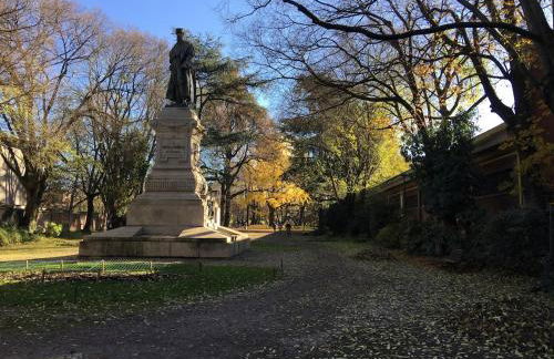 In the center of Modena, Piazza Roma and the Ferrari Museum - Foto 9