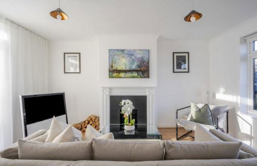 Luxurious 3 Bed House with Free Parking, Sky TV, Movies & Netflix - Foto 14