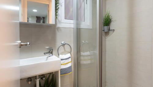 Lets Holidays Centric Apartment in Barcelona - Photo 5, Shower