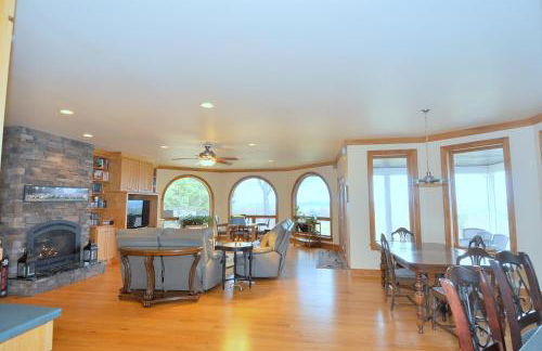 Redbud Keep - Unique Features, Movie Set Decor, Grill, Wifi, Family Friendly, Hiking, Billiard Table, Movie Theater Room, Fireplace, Golfing, View, 2 King Beds - Foto 10