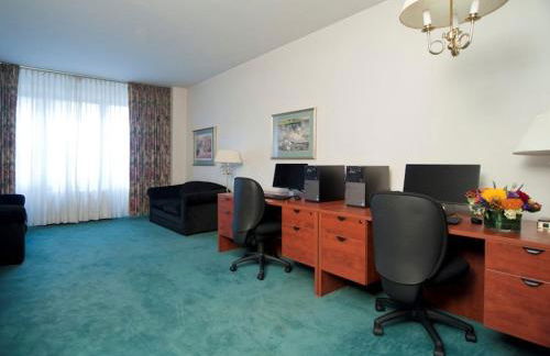 Murray Hill East Suites - Extended Stay - Photo 9