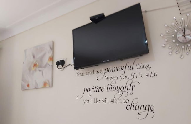 Famko Hotel - Sleeps 24 - Parking - Garden - Foto 17