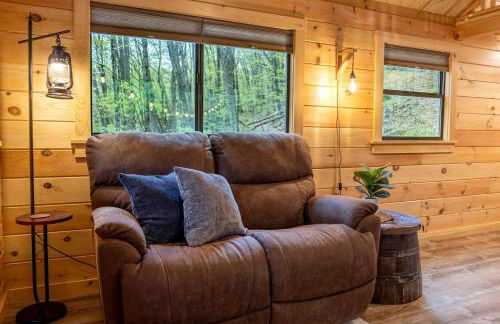 Cozy Log Cabin with a Hot Tub near Seneca Rocks, West Virginia - Perfect for a Romantic Glamping Getaway to the Mountains - Foto 11